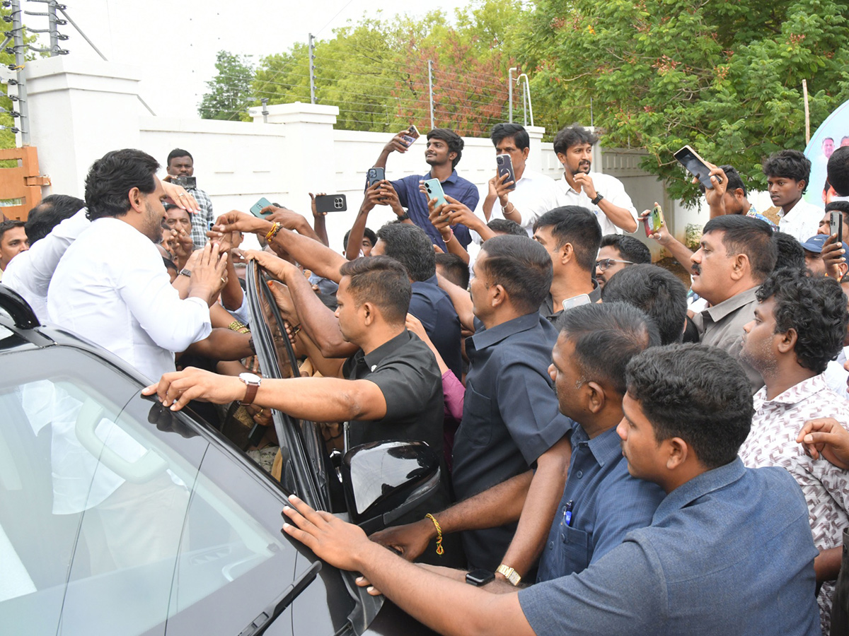 YS Jagan pays tribute to YS Rajasekhara Reddy at YSR Ghat in Idupulapaya28