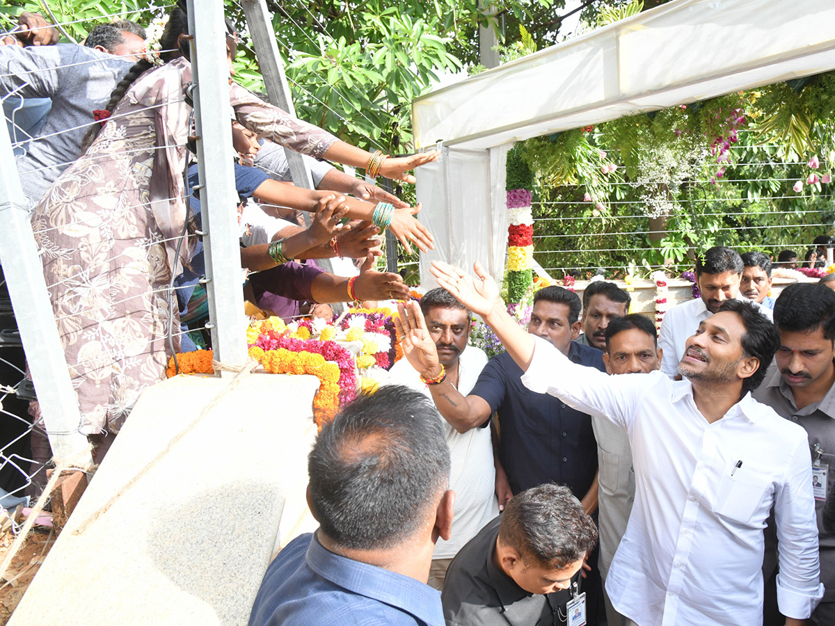 YS Jagan pays tribute to YS Rajasekhara Reddy at YSR Ghat in Idupulapaya29