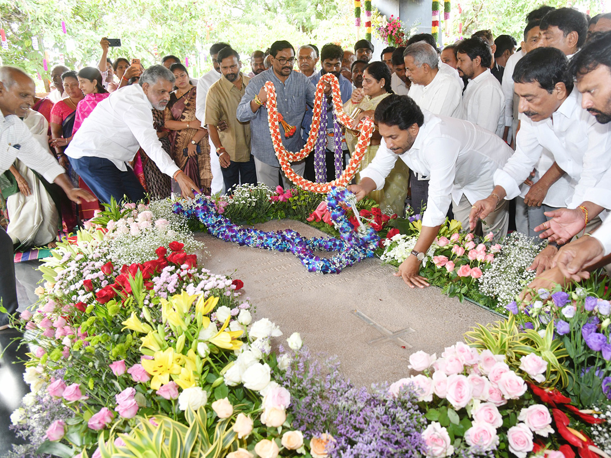 YS Jagan pays tribute to YS Rajasekhara Reddy at YSR Ghat in Idupulapaya3