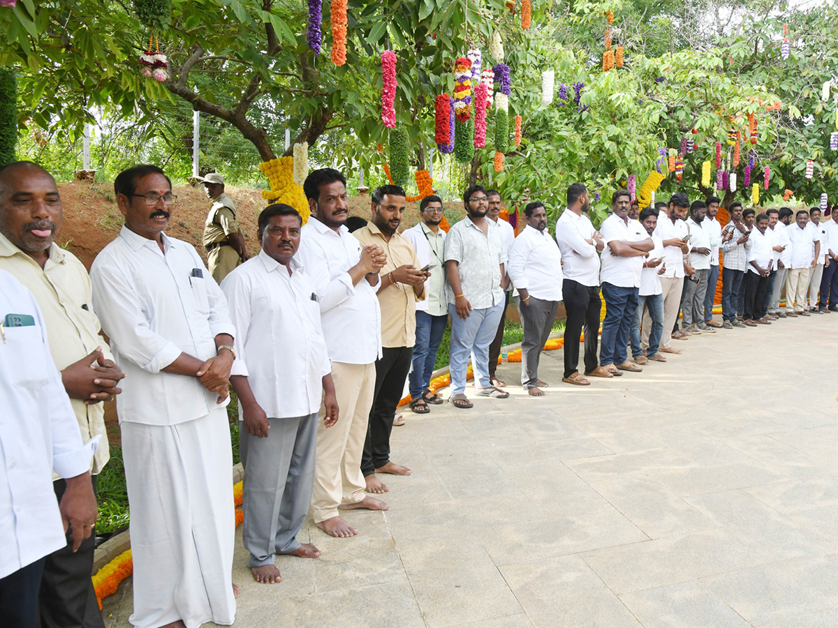 YS Jagan pays tribute to YS Rajasekhara Reddy at YSR Ghat in Idupulapaya30