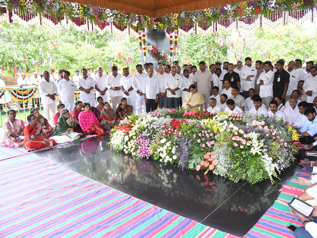 YS Jagan pays tribute to YS Rajasekhara Reddy at YSR Ghat in Idupulapaya32