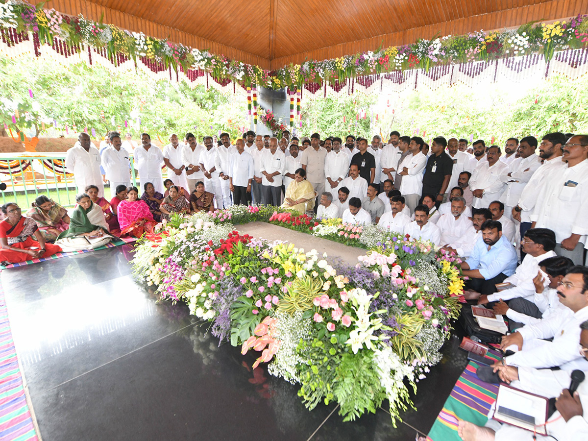 YS Jagan pays tribute to YS Rajasekhara Reddy at YSR Ghat in Idupulapaya33