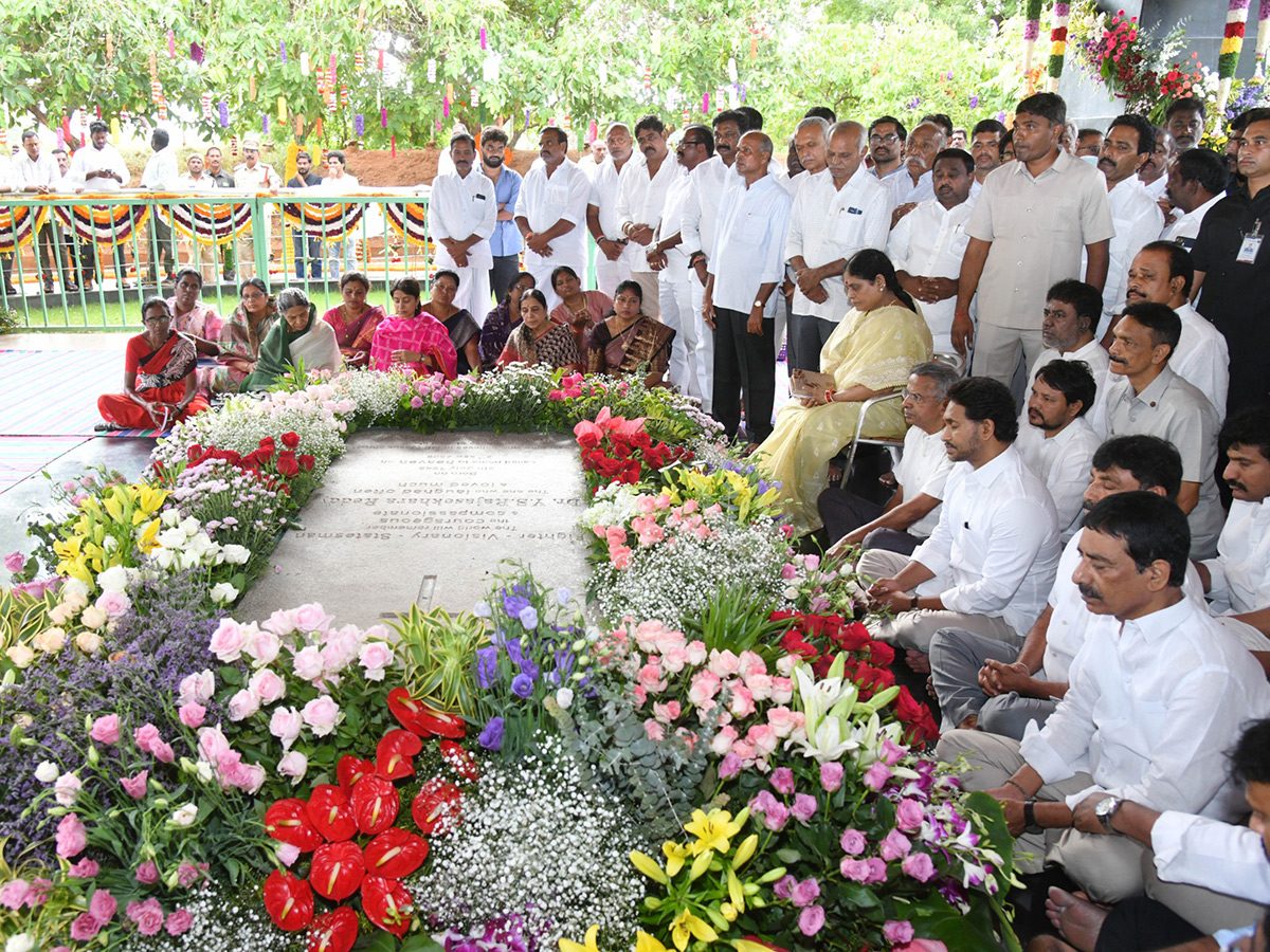 YS Jagan pays tribute to YS Rajasekhara Reddy at YSR Ghat in Idupulapaya34