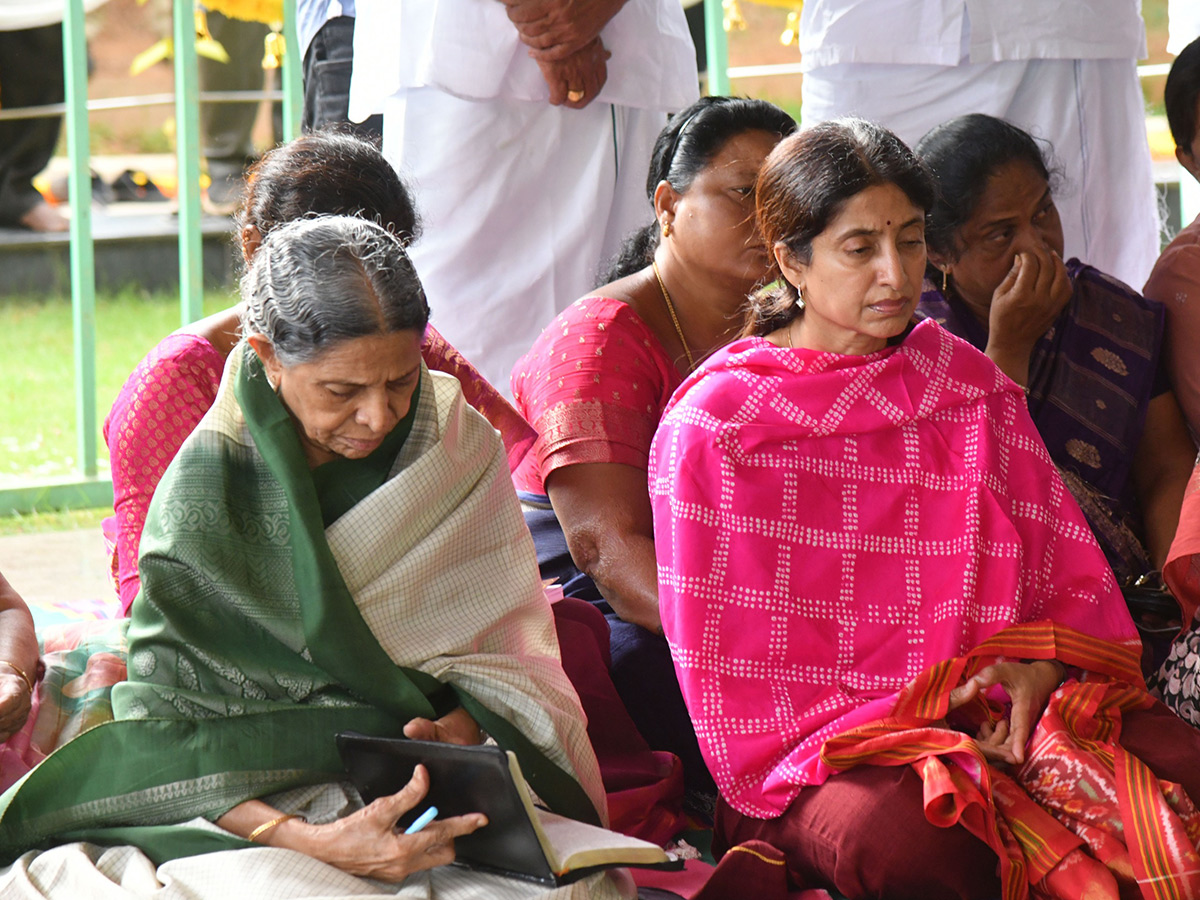 YS Jagan pays tribute to YS Rajasekhara Reddy at YSR Ghat in Idupulapaya35