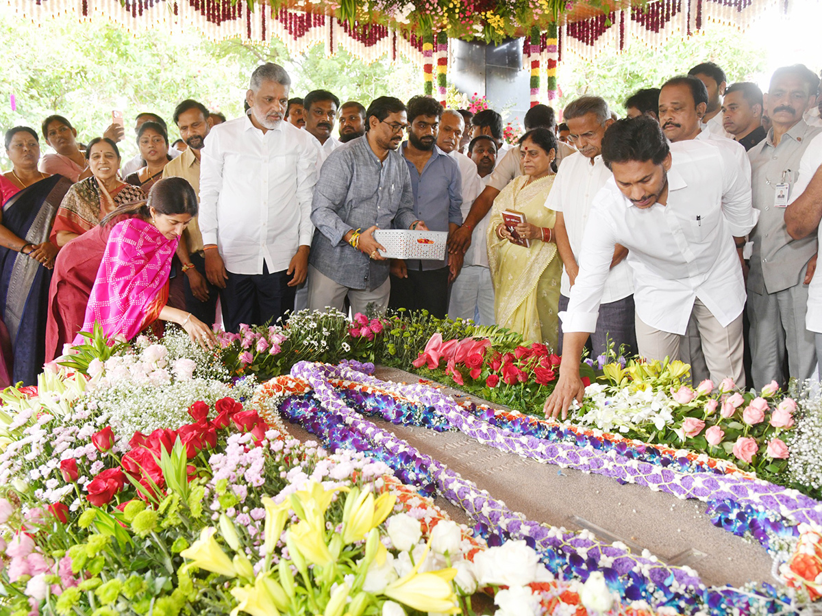 YS Jagan pays tribute to YS Rajasekhara Reddy at YSR Ghat in Idupulapaya4