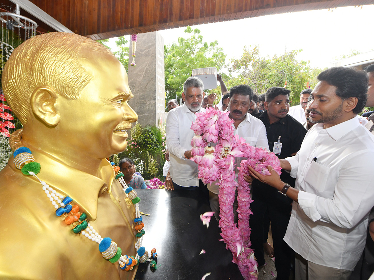 YS Jagan pays tribute to YS Rajasekhara Reddy at YSR Ghat in Idupulapaya5