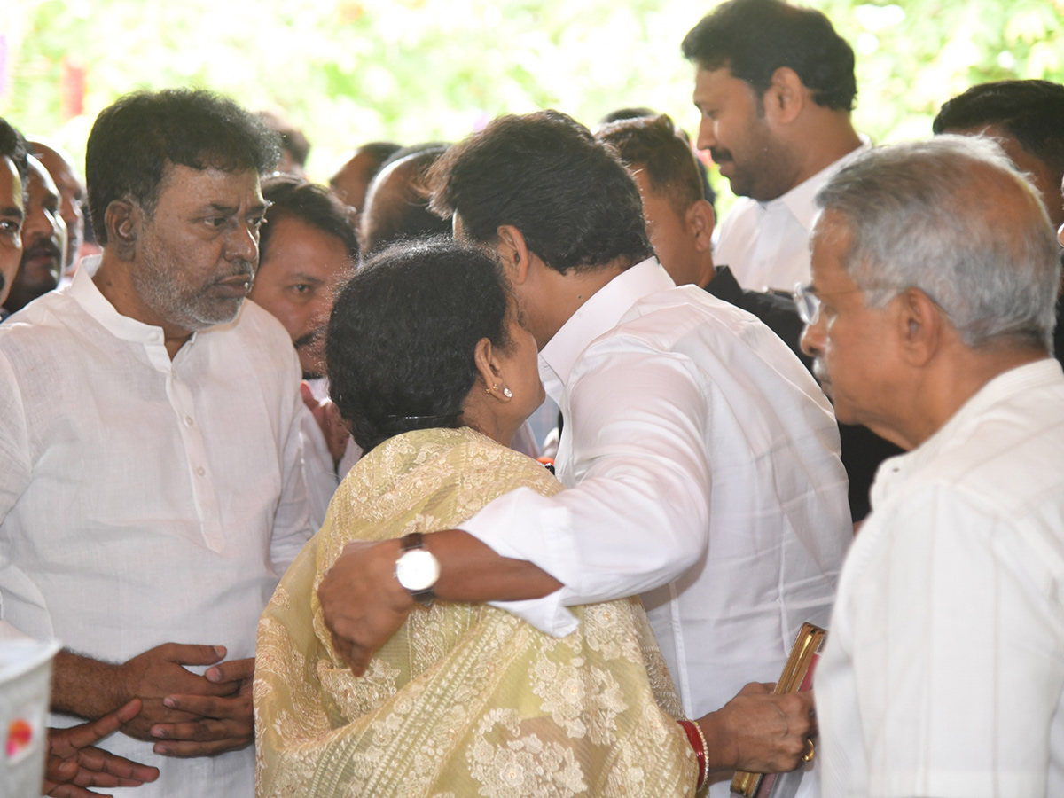 YS Jagan pays tribute to YS Rajasekhara Reddy at YSR Ghat in Idupulapaya6