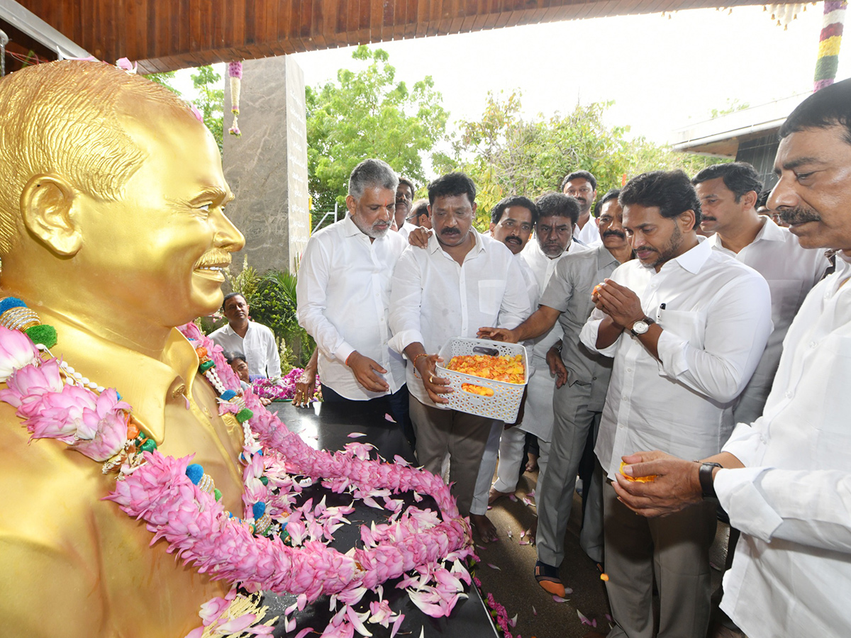 YS Jagan pays tribute to YS Rajasekhara Reddy at YSR Ghat in Idupulapaya7
