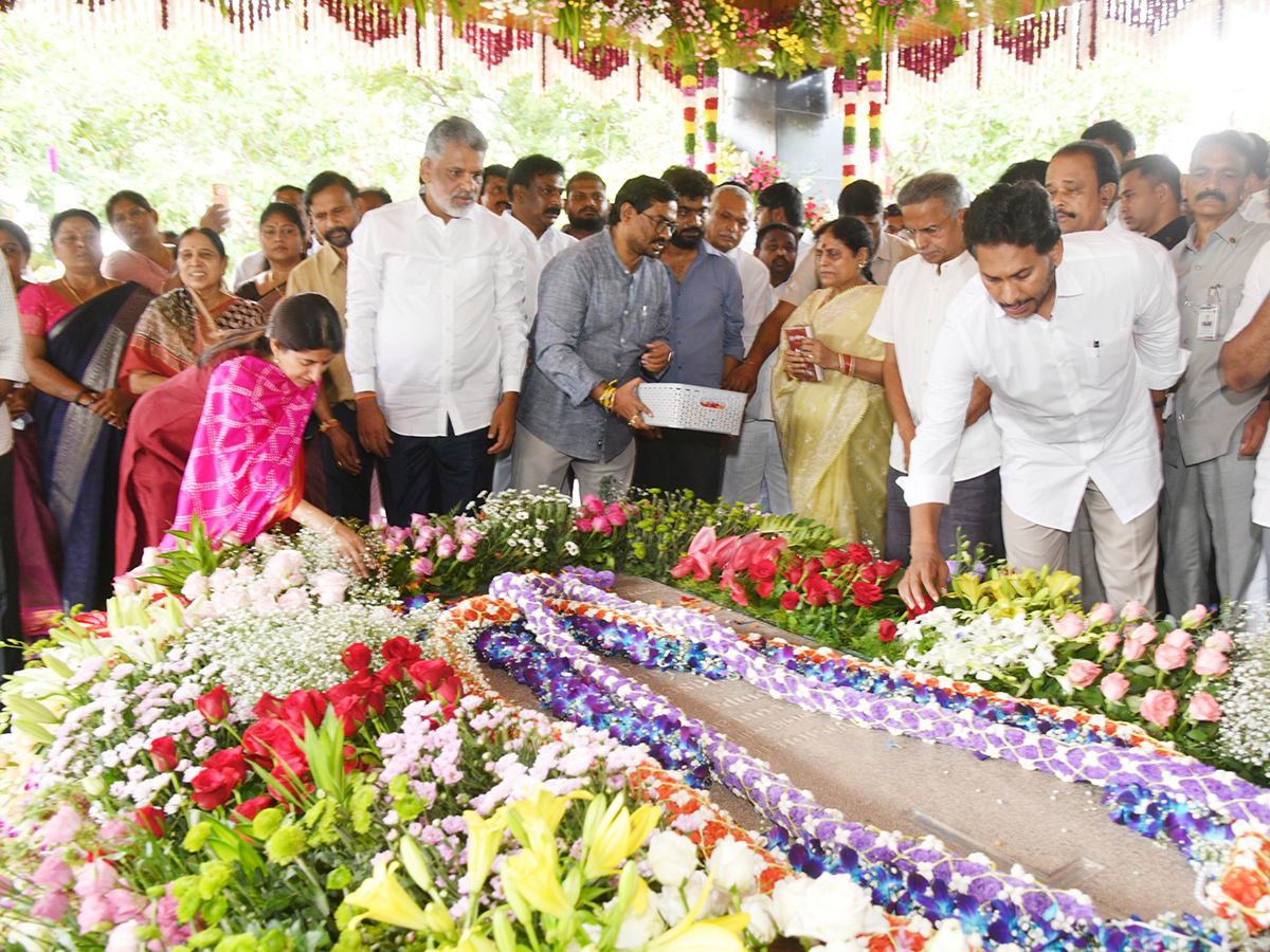 YS Jagan pays tribute to YS Rajasekhara Reddy at YSR Ghat in Idupulapaya8