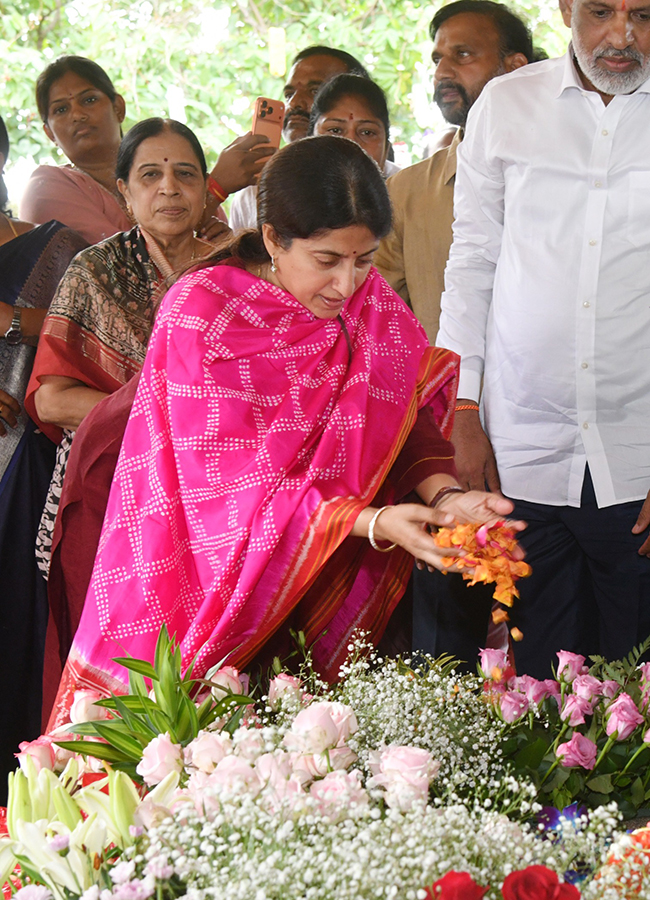 YS Jagan pays tribute to YS Rajasekhara Reddy at YSR Ghat in Idupulapaya9