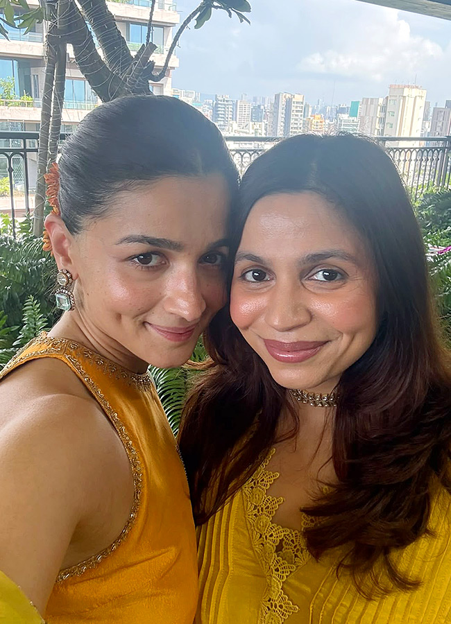 Alia Bhatt at Lord Ganesha Presence Beautiful Moments of Devotion10