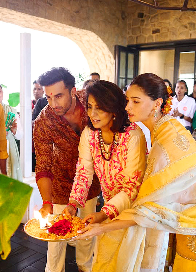 Alia Bhatt at Lord Ganesha Presence Beautiful Moments of Devotion11