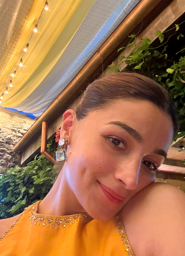 Alia Bhatt at Lord Ganesha Presence Beautiful Moments of Devotion12