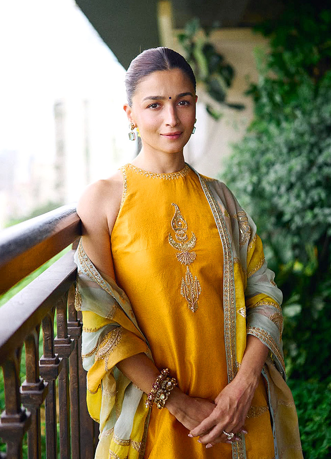 Alia Bhatt at Lord Ganesha Presence Beautiful Moments of Devotion7