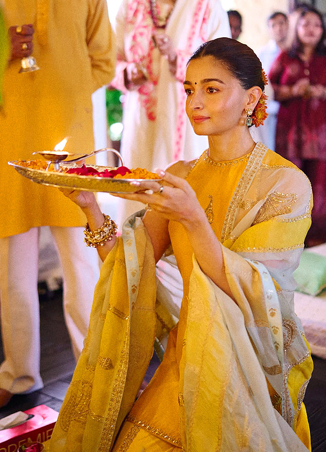 Alia Bhatt at Lord Ganesha Presence Beautiful Moments of Devotion9