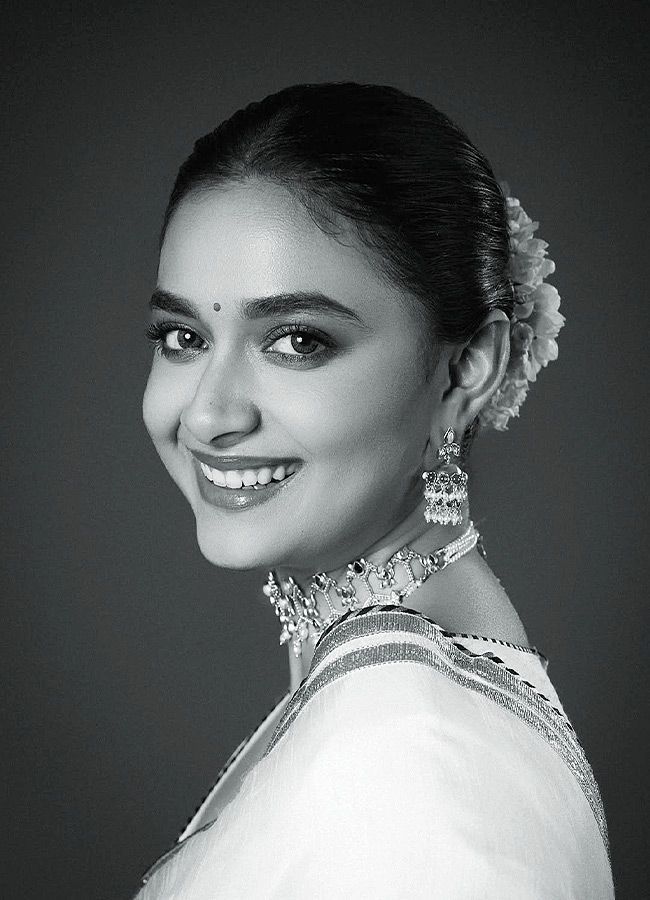 Keerthy Suresh Mesmerizes in a Stunning Kattu Bapu Saree Photos10