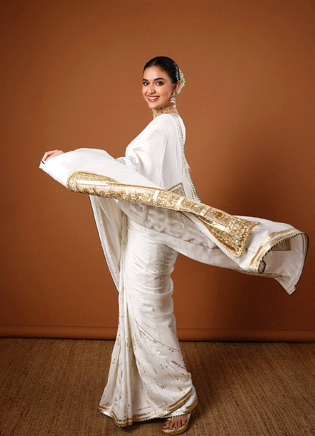Keerthy Suresh Mesmerizes in a Stunning Kattu Bapu Saree Photos8
