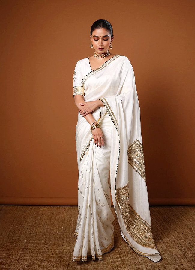 Keerthy Suresh Mesmerizes in a Stunning Kattu Bapu Saree Photos9
