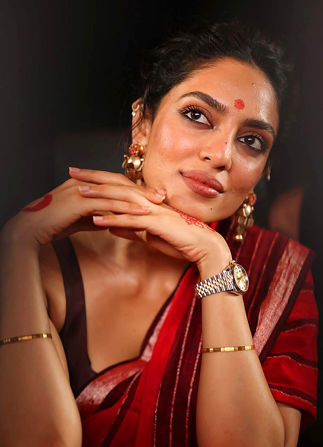 Sobhita Dhulipala Stuns in a Red Saree Gorgeous Photos2