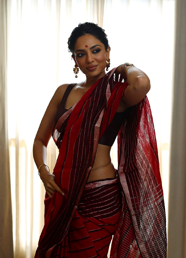 Sobhita Dhulipala Stuns in a Red Saree Gorgeous Photos8