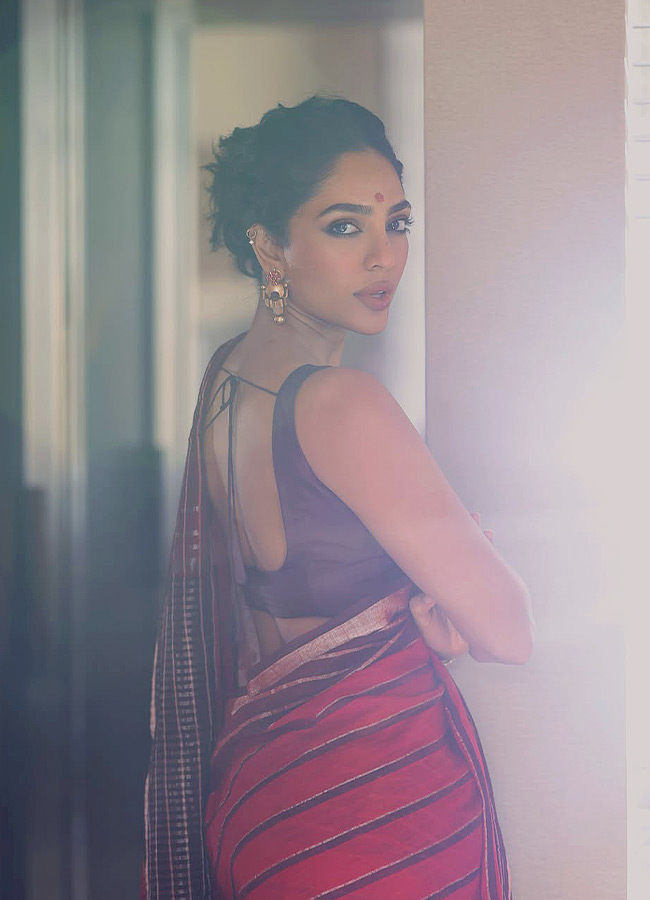 Sobhita Dhulipala Stuns in a Red Saree Gorgeous Photos9