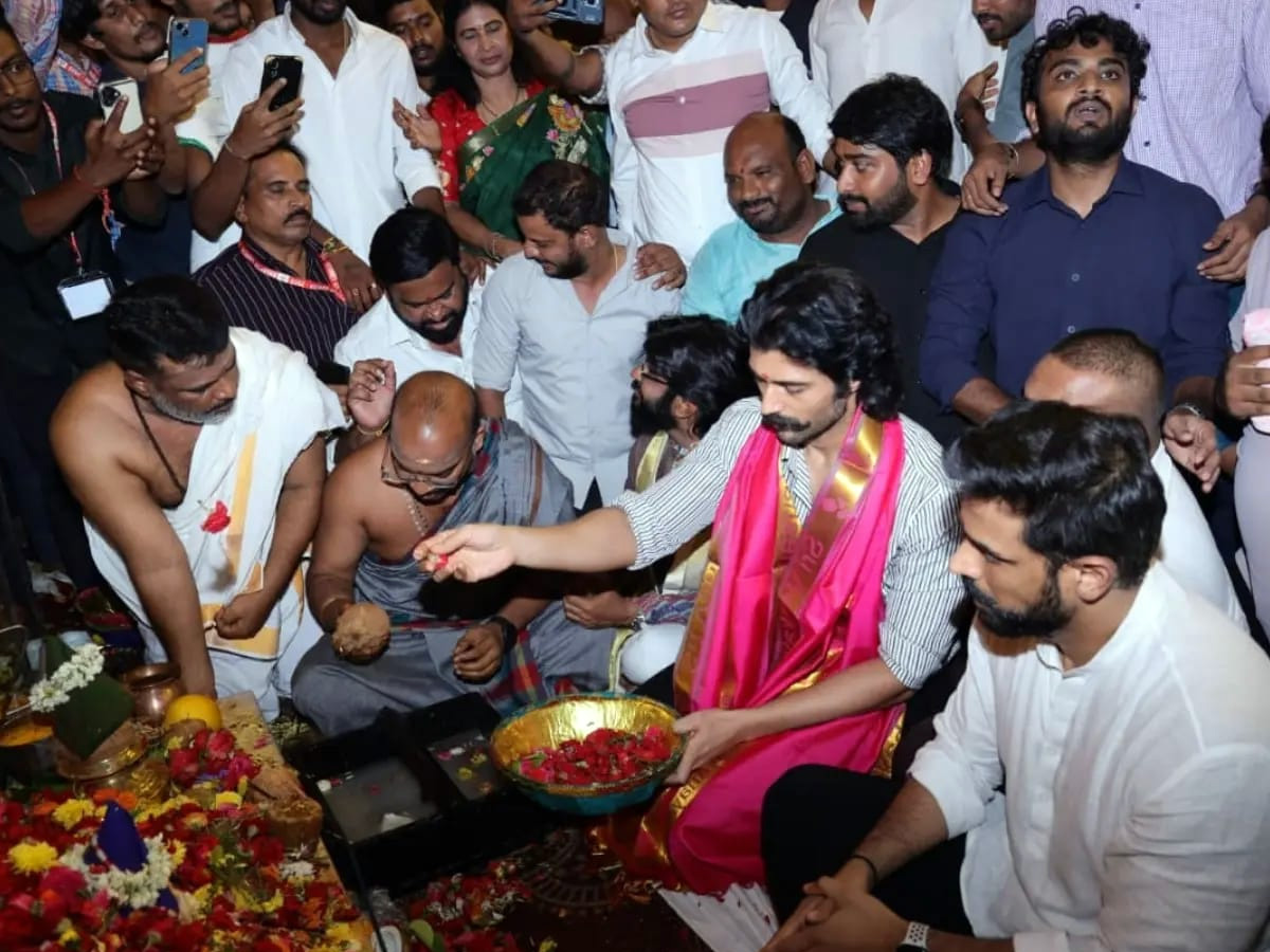  Vijay Deverakonda Seeks Lord Ganesha’s Blessings Photos3