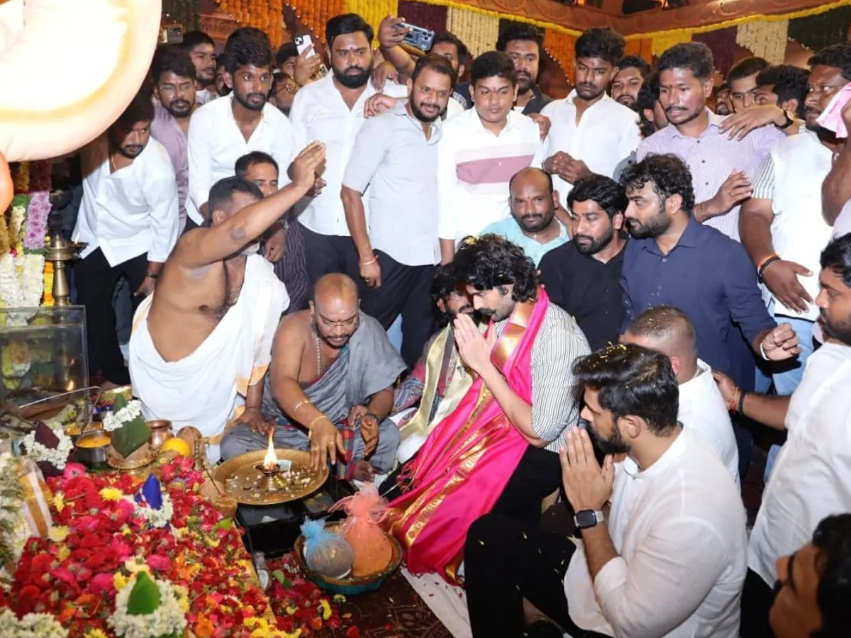  Vijay Deverakonda Seeks Lord Ganesha’s Blessings Photos4
