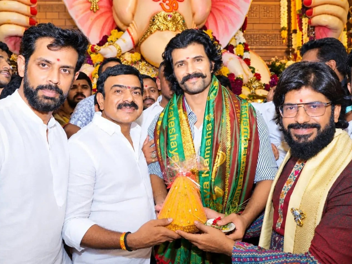  Vijay Deverakonda Seeks Lord Ganesha’s Blessings Photos5