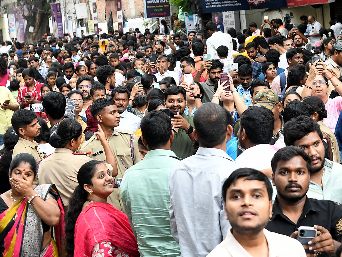 Sunday Rush at Khairatabad Ganesh10