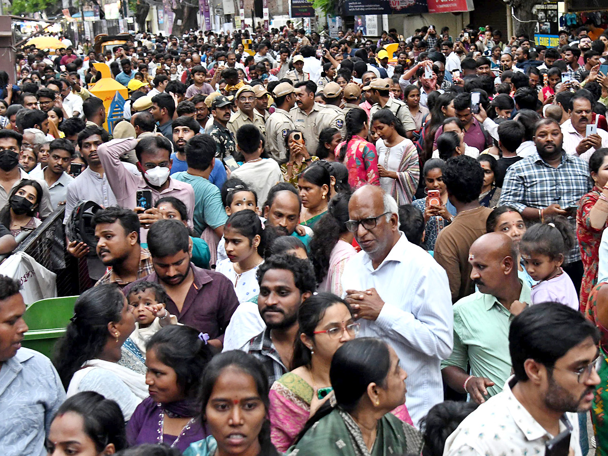 Sunday Rush at Khairatabad Ganesh12