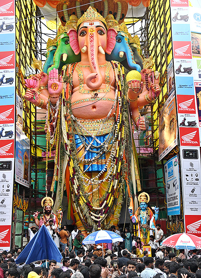 Sunday Rush at Khairatabad Ganesh4