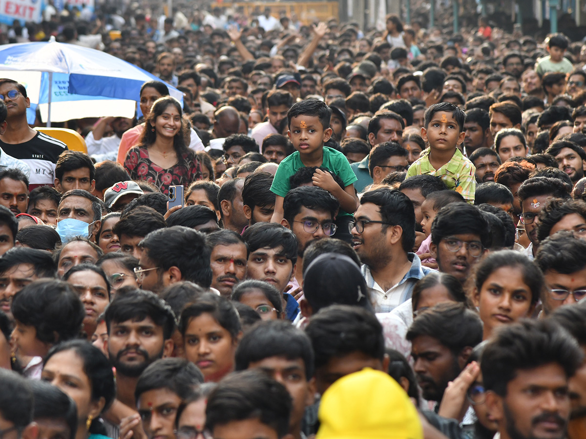 Huge Devotee Rush in Hyderabad Khairatabad Bada Ganesh10