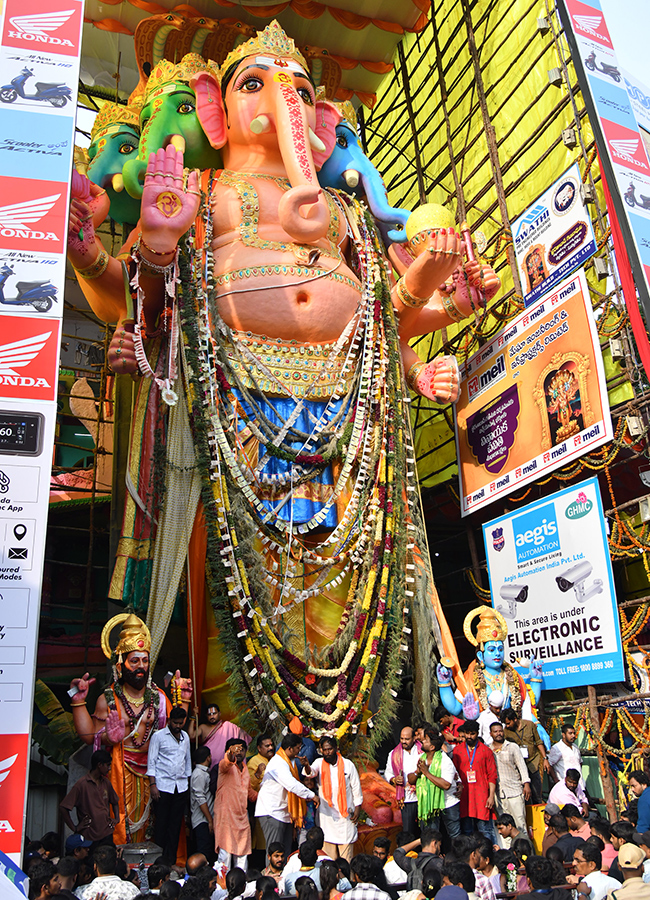 Huge Devotee Rush in Hyderabad Khairatabad Bada Ganesh11