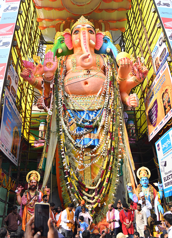 Huge Devotee Rush in Hyderabad Khairatabad Bada Ganesh12