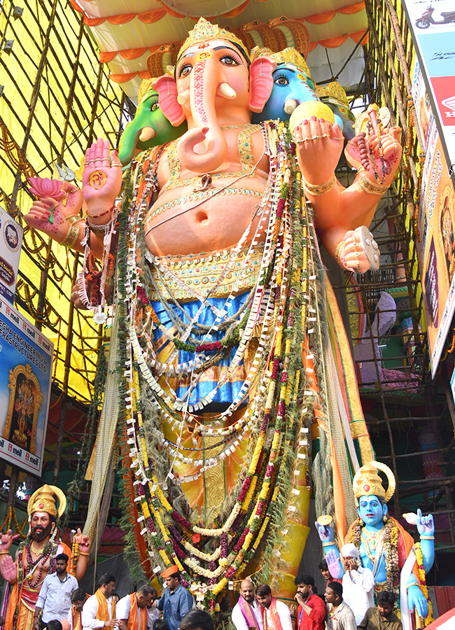 Huge Devotee Rush in Hyderabad Khairatabad Bada Ganesh13