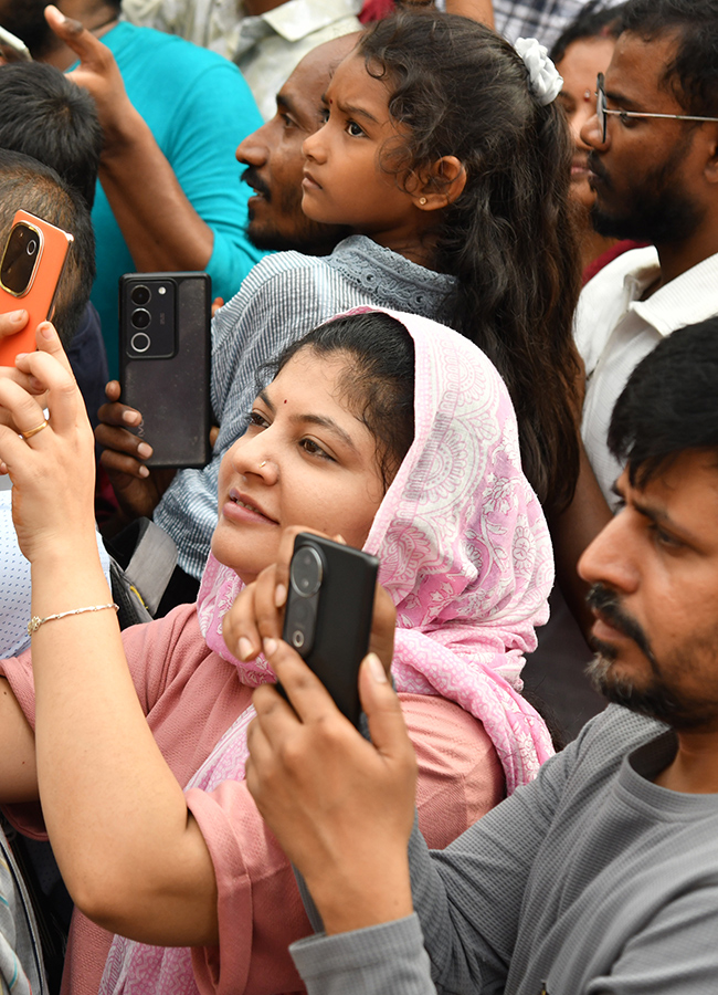 Huge Devotee Rush in Hyderabad Khairatabad Bada Ganesh14
