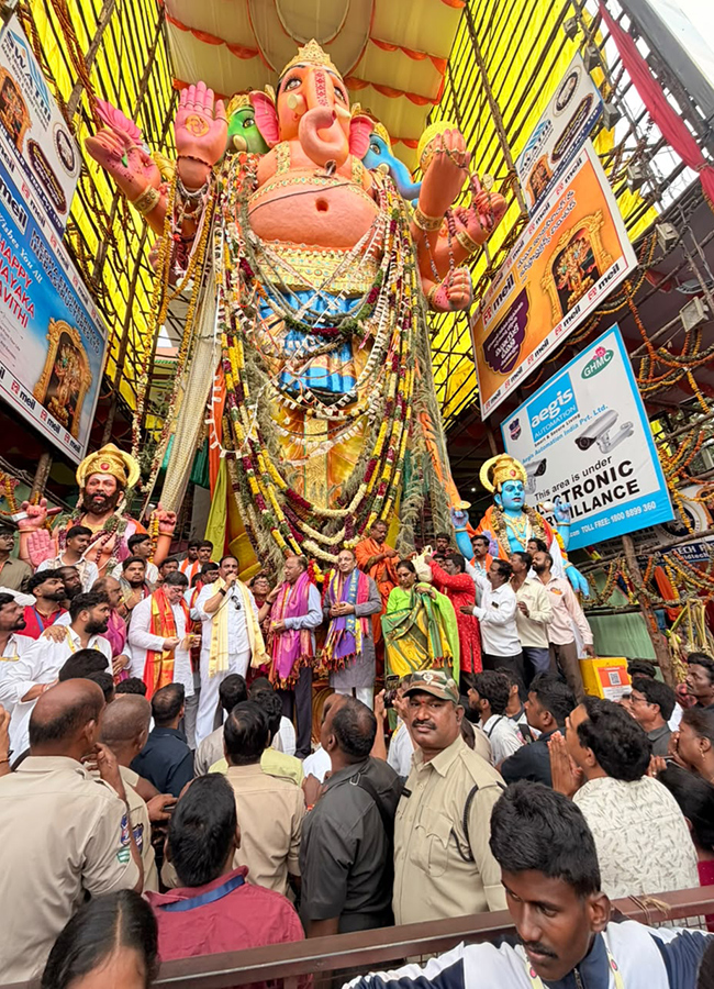 Huge Devotee Rush in Hyderabad Khairatabad Bada Ganesh16