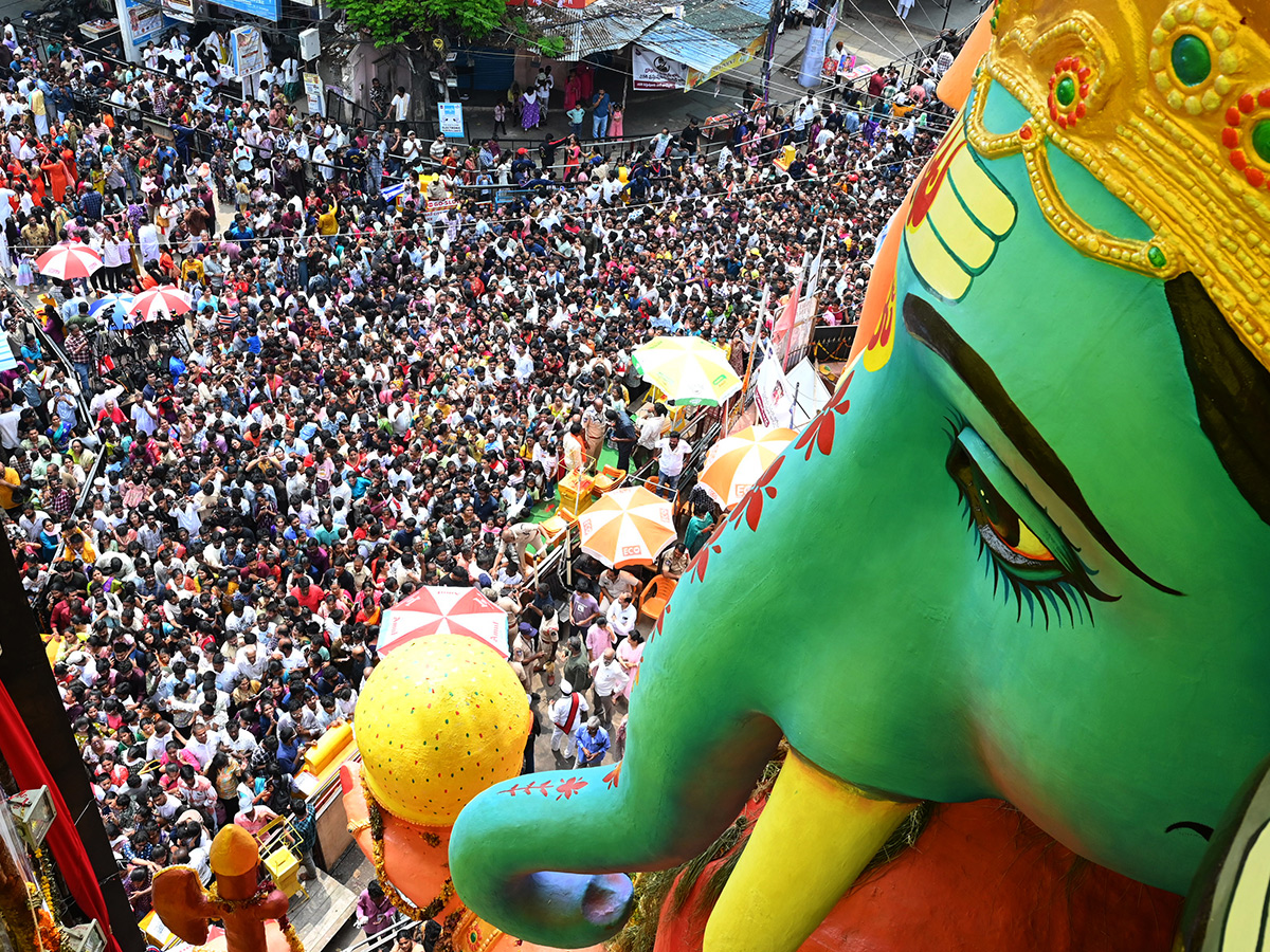 Huge Devotee Rush in Hyderabad Khairatabad Bada Ganesh17