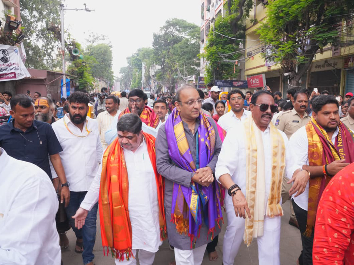 Huge Devotee Rush in Hyderabad Khairatabad Bada Ganesh18