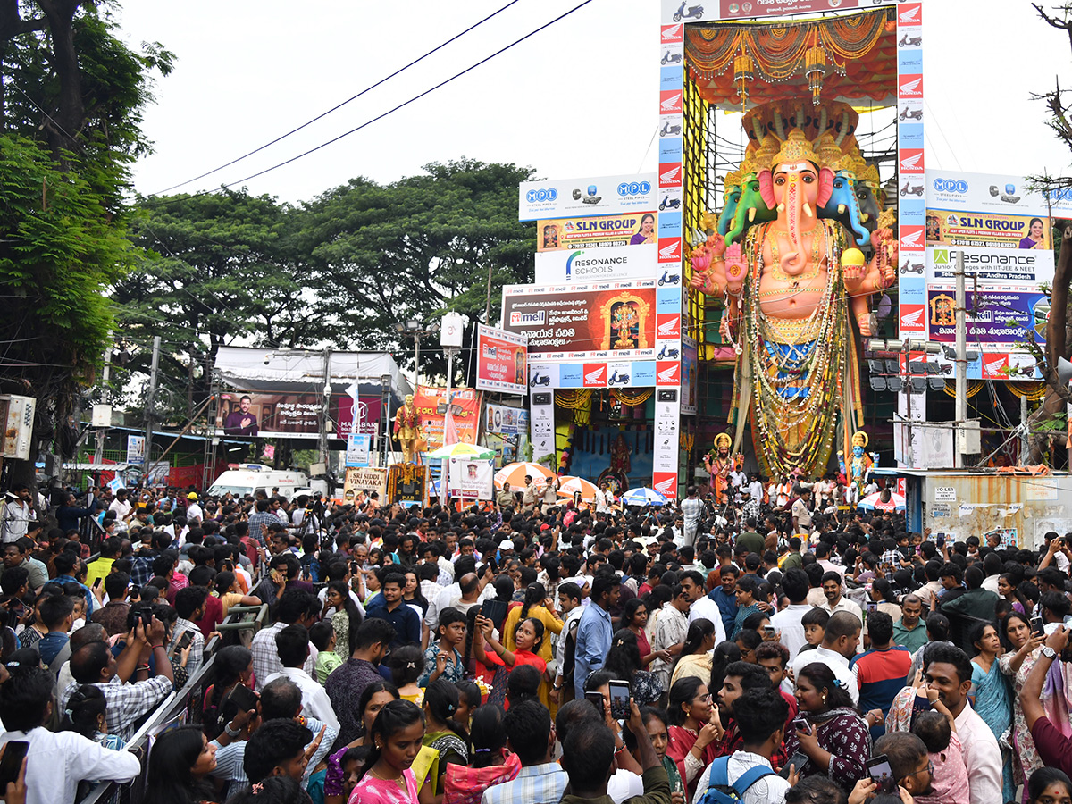 Huge Devotee Rush in Hyderabad Khairatabad Bada Ganesh19