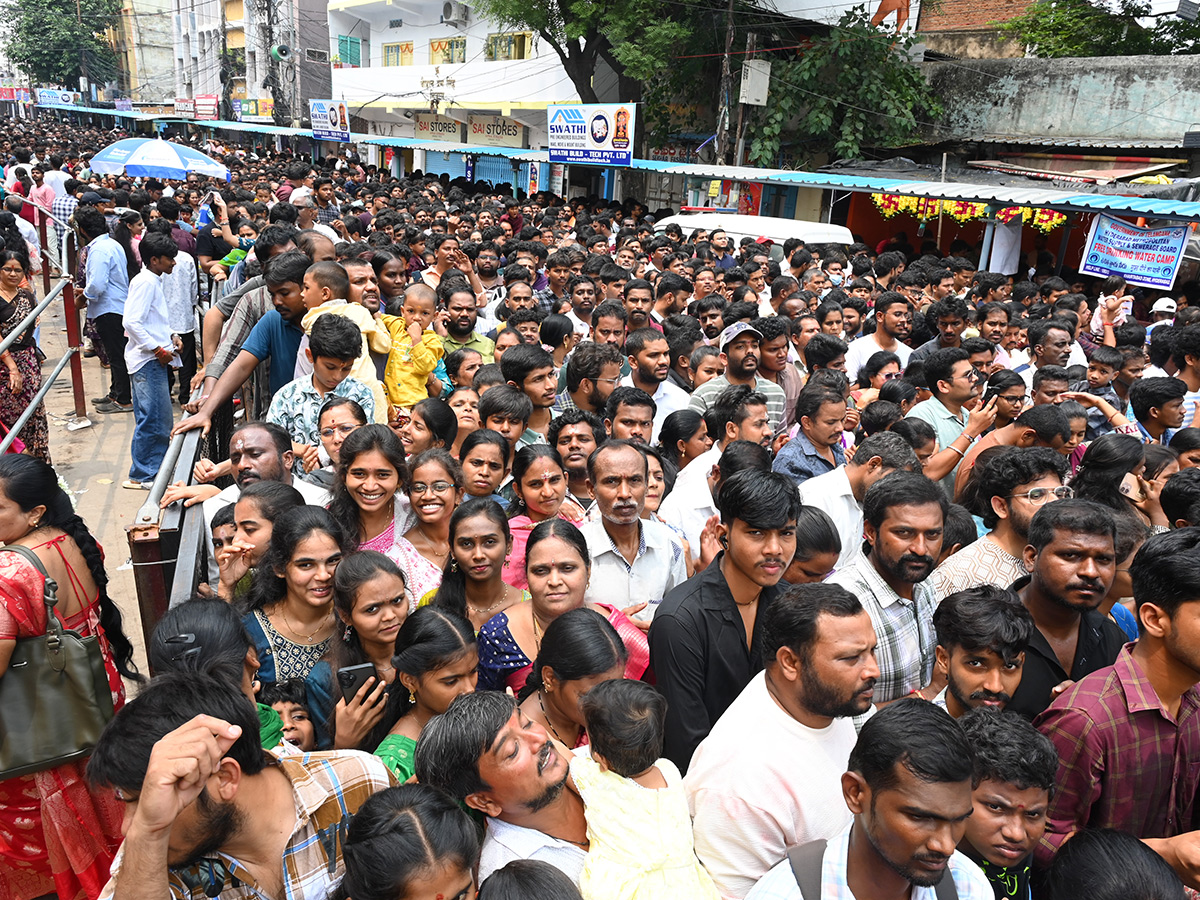 Huge Devotee Rush in Hyderabad Khairatabad Bada Ganesh2