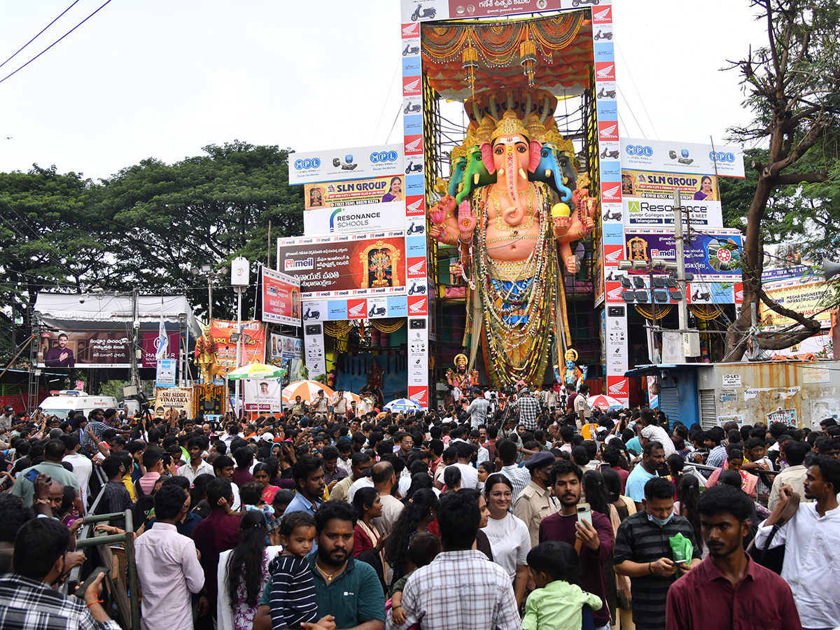 Huge Devotee Rush in Hyderabad Khairatabad Bada Ganesh20