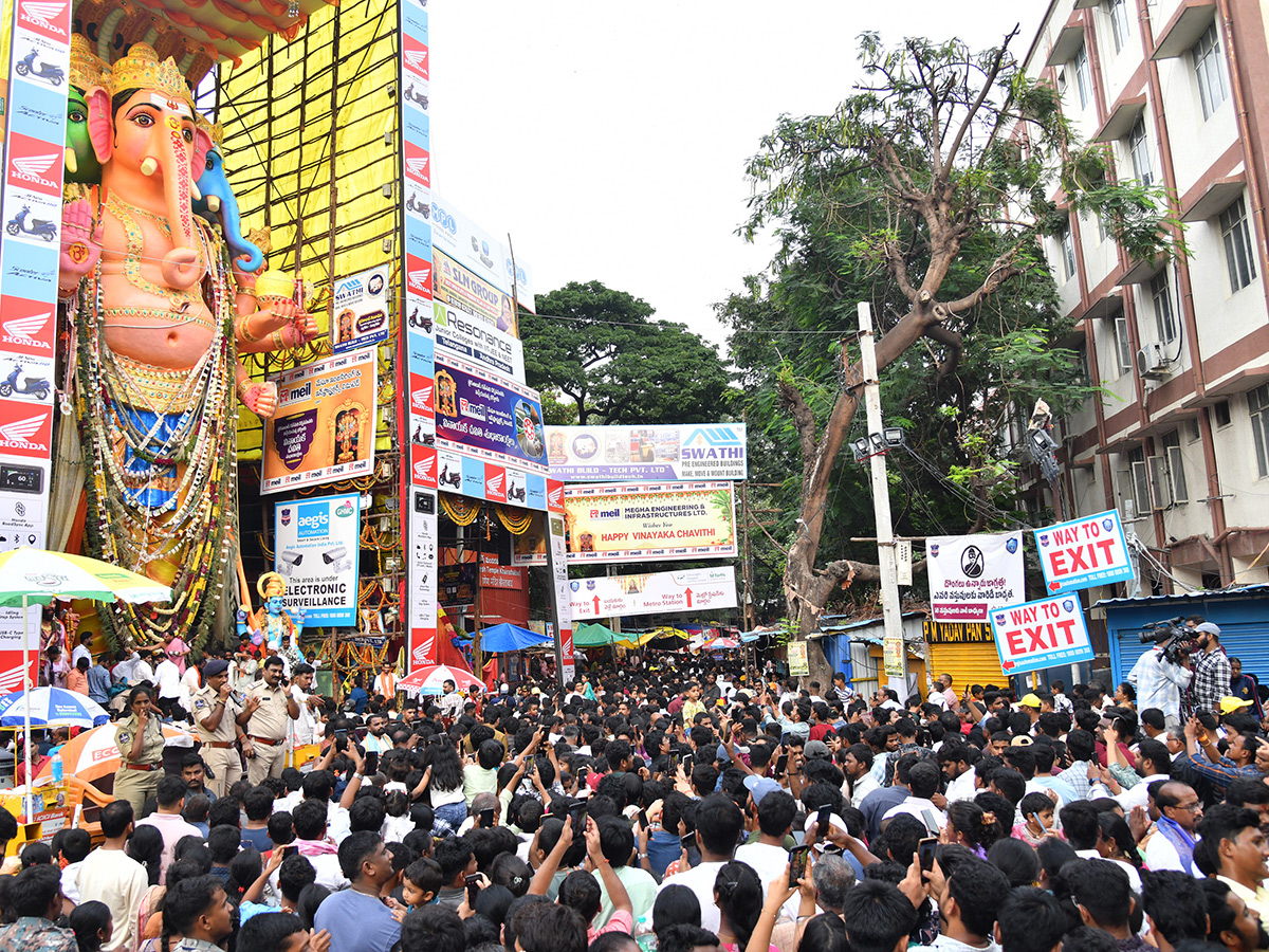 Huge Devotee Rush in Hyderabad Khairatabad Bada Ganesh21