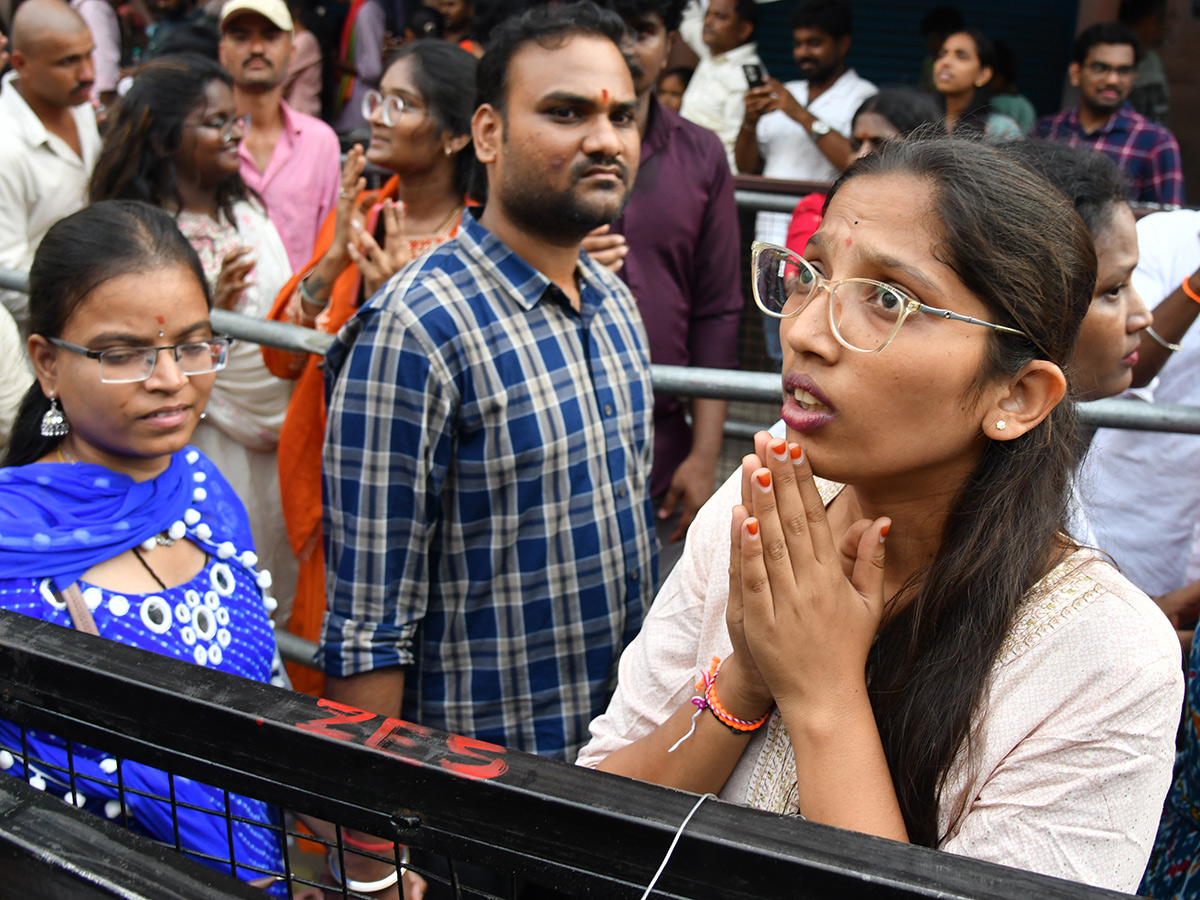 Huge Devotee Rush in Hyderabad Khairatabad Bada Ganesh22