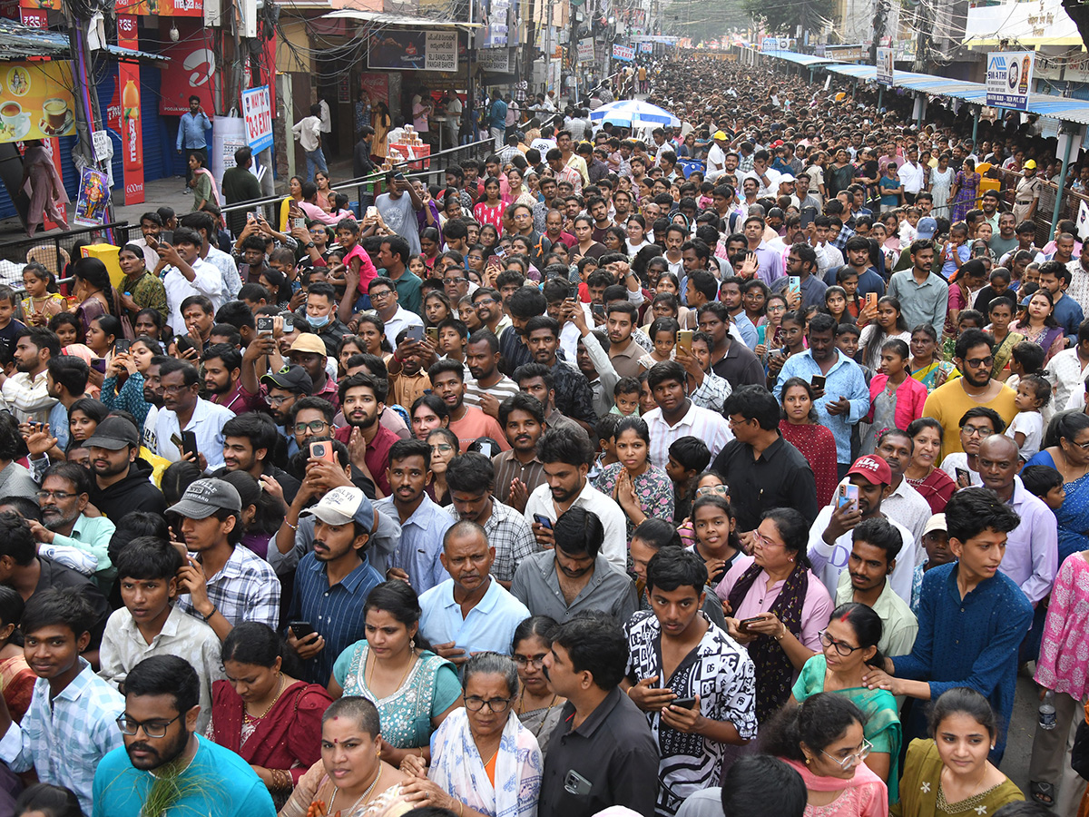 Huge Devotee Rush in Hyderabad Khairatabad Bada Ganesh24