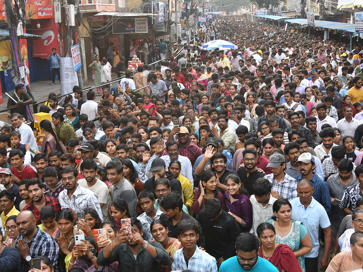 Huge Devotee Rush in Hyderabad Khairatabad Bada Ganesh25
