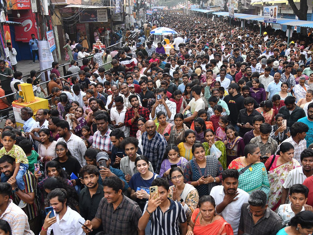 Huge Devotee Rush in Hyderabad Khairatabad Bada Ganesh26