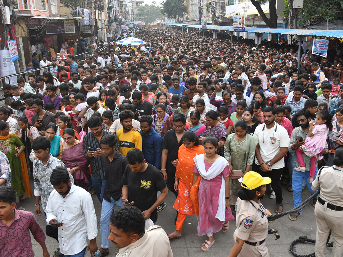 Huge Devotee Rush in Hyderabad Khairatabad Bada Ganesh27