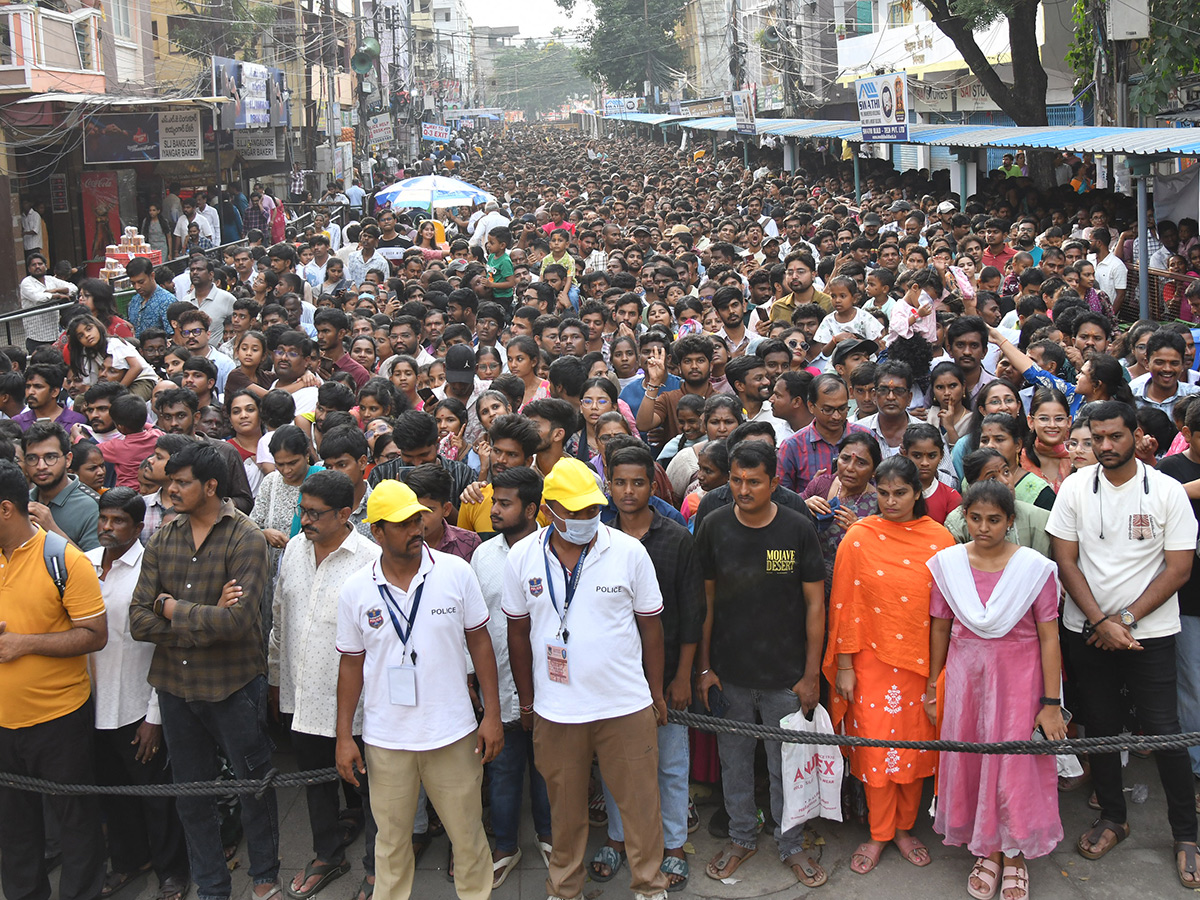 Huge Devotee Rush in Hyderabad Khairatabad Bada Ganesh28