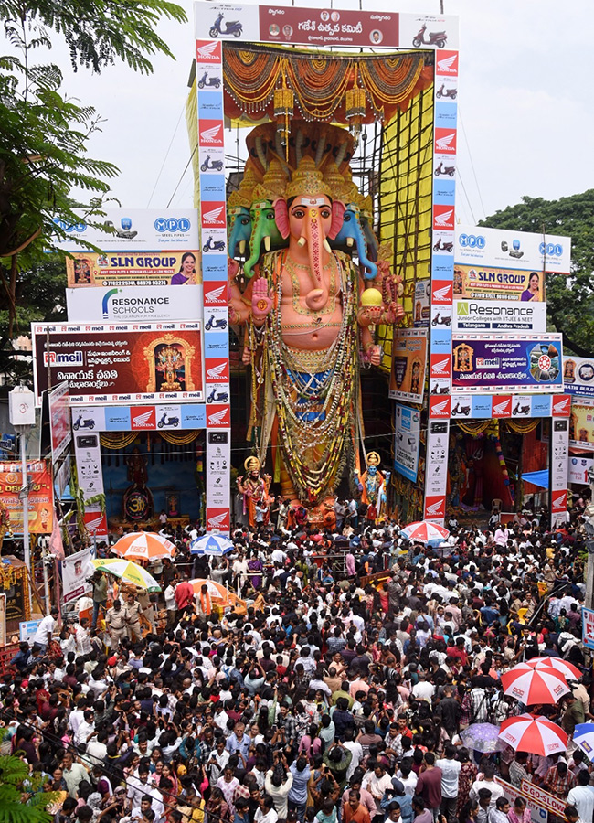 Huge Devotee Rush in Hyderabad Khairatabad Bada Ganesh29